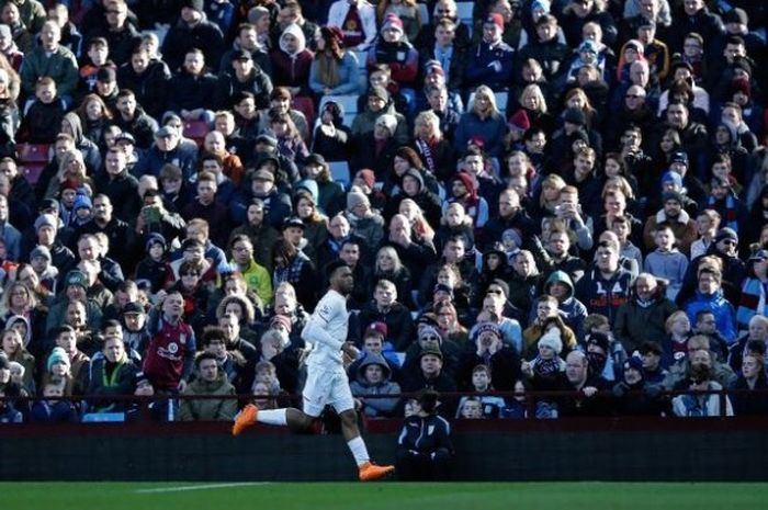 Penyerang Liverpool, Daniel Sturridge, merayakan gol yang dia cetak ke gawang Aston Villa dalam pertandingan Premier League di Stadion Villa Park, Birmingham, Inggris, 14 Februari 2016.