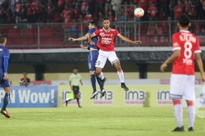 Bek Bali United, Hasim Kipuw (59) duel udara dengan gelandang Arema Cronus, Esteban Vizcarra pada laga TSC di Stadion Kapten I Wayan Dipta, Gianyar, Sabtu (3/12/2016) malam. 