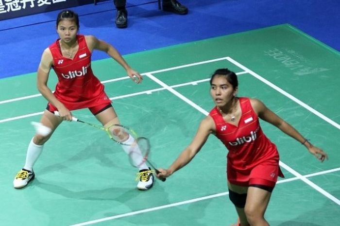 Pasangan ganda putri Indonesia, Nitya Krishinda Maheswari/Greysia Polii, sedang mengembalikan kok ketika menghadapi Maiken Fruergaard/Sara Thygesen (Denmark). Nitya/Greysia menang dengan 21-13, 21-10 pada laga yang berlangsung di Odense Sports Park, Kamis (20/10/2016).