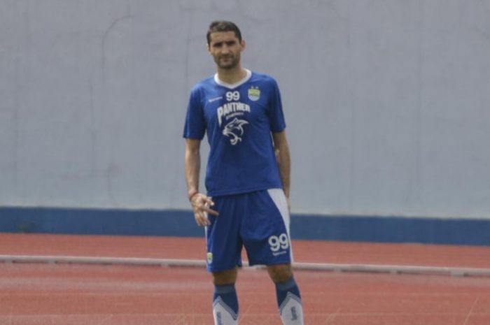 Gelandang Persib Bandung Srdjan Lopicic menjalani sesi latihan pagi di Stadion Sport Jabar Arcamanik, Kota Bandung, Senin (14/1/2019).