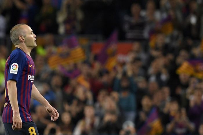 Andres Iniesta yang memainkan laga terakhirnya bersama La Blaugrana, melangkah ke luar lapangan saat laga antara Barcelona Vs Real Sociedad di Camp Nou , pada Minggu (20/5/2018) atau Senin dini hari WIB.