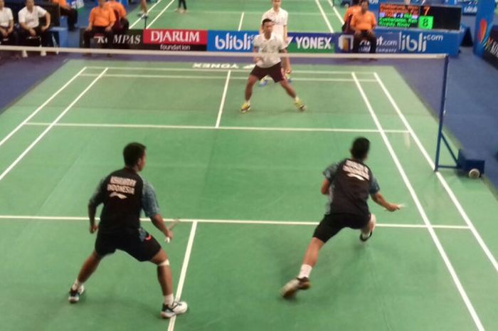 Pasangan ganda putra junior Indonesia, Rehan Naufal Kusharjanto/Rinov Rivaldy (baju hitam), saat menjalani partai pertama pertandingan penentuan peringkat delapan besar melawan Thailand pada kategori beregu Kejuaraan Dunia Junior di GOR Among Rogo, Yogyakarta, Kamis (12/10/2017).