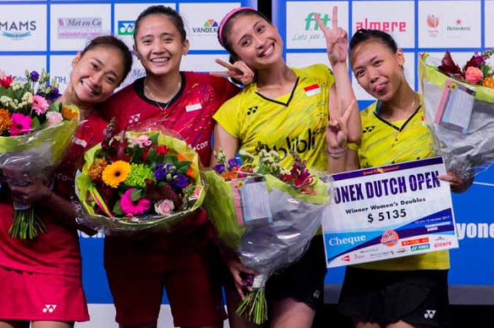 Pasangan Ni Ketut Mahadewi Istarani (kiri)/Anggia Shitta Awanda bersama Della Destiara Haris (kanan)/Rizki Amelia Pradipta setelah partai all Indonesia final di Belanda Terbuka 2017, Minggu (15/10/2017). Della/Rizki menang 21-17, 21-16 atas Ni Ketut/Anggia.