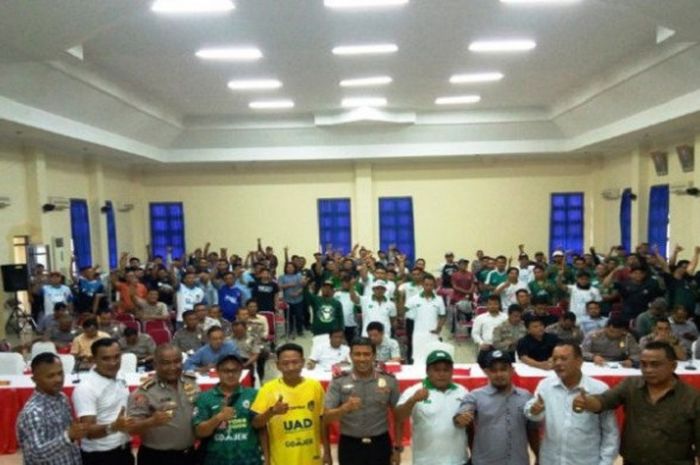 Polda DIY menggelar rekonsiliasi bersama dengan suporter PSS Sleman dan PSIM Yogyakarta.