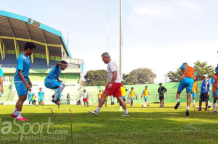 Tim Arema FC saat mengikuti sesi latihan di Stadion Gajayana Kota Malang pada Kamis pagi (26/4/2018).