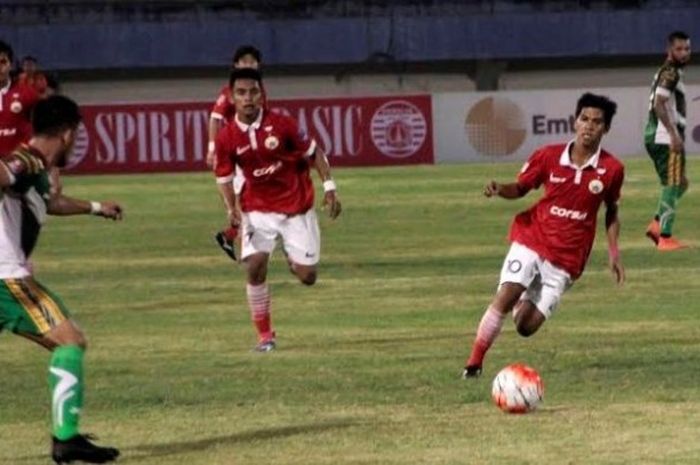 Striker Aldi Al Achya (kanan) merupakan penyerang yang dimaksimalkan Persija saat menjamu Mitra Kukar di Stadion Manahan, Solo, Jumat (5/8/2016).