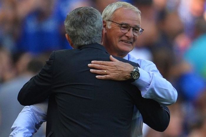 Manajer Leicester City, Claudio Ranieri (kanan), berpelukan dengan Jose Mourinho dari Chelsea dalam partai FA Community Shield di Wembley Stadium, London, 7 Agustus 2016.