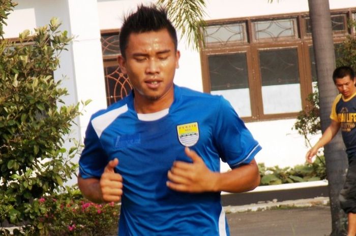 Striker Persib Bandung, Rudiyana, saat menjalani sesi latihan terpisah dengan rekan-rekannya di lapangan Sesko AD, Bandung, pada Senin (7/3/2016).