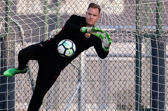 Kiper Barcelona, Marc-Andre ter Stegen, saat berlatih di pusat latihan Barcelona, Joan Gamper Sports Center, di Sant Joan Despi, Barcelona, pada 13 Oktober 2017.