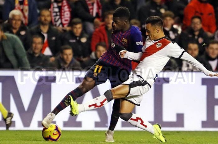 Striker Barcelona, Ousmane Dembele, berduel dengan bek Rayo Vallecano pada laga Liga Spanyol, 3 November 2018.