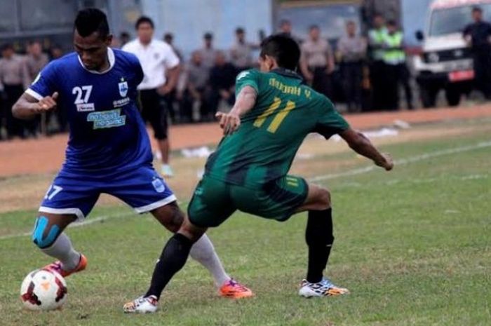 Pemain PSIS Semarang, Safrudin Tahar saat berebut bola dengan pilar PSS Sleman, Mudah Yulianto pada laga uji coba 28 Maret 2016. PSIS siap menghemat biaya pada ISC B 2016. 