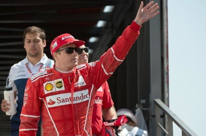 Pebalap Ferrari, Kimi Raikkonen, melambaikan tangan kepada para penonton saat sesi latihan ketiga GP Monaco di Sirkuit Monaco, Monte Carlo, Sabtu (27/5/2017).