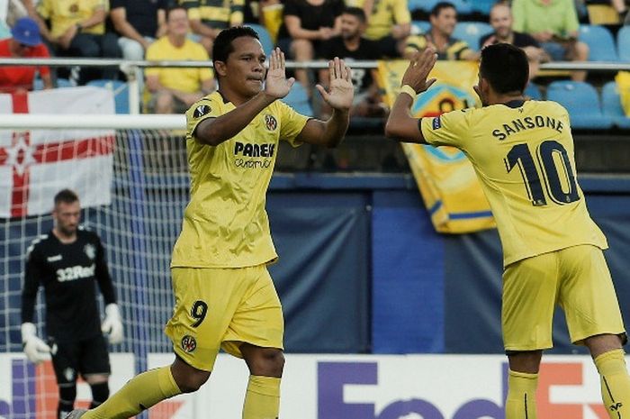 Penyerang Villarreal, Carlos Bacca (kiri), merayakan gol yang dicetak ke gawang Rangers dalam laga Grup G Liga Europa di Stadion de la Ceramica, Villarreal, Spanyol pada 20 September 2018.