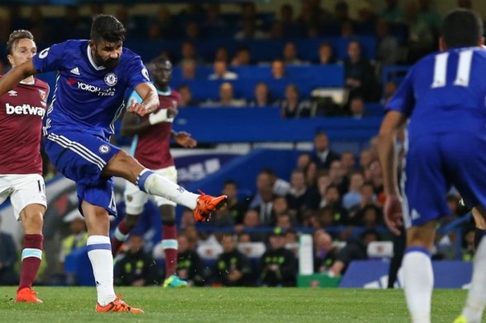 Striker Chelsea, Diego Costa, melepaskan tembakan untuk mencetak  gol ke gawang West Ham United di Stadion Stamford Bridge, London, 15 Agustus 2016. 
