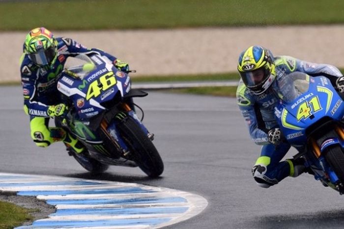 Pebalap Team Suzuki MotoGP asal Spanyol, Aleix Espargaro (kiri), membalap di depan pebalap Movistar Yamaha MotoGP asal Italia, Valentino Rossi, pada sesi latihan kedua GP Australia di Sirkuit Phillip Island, Jumat (21/10/2016).