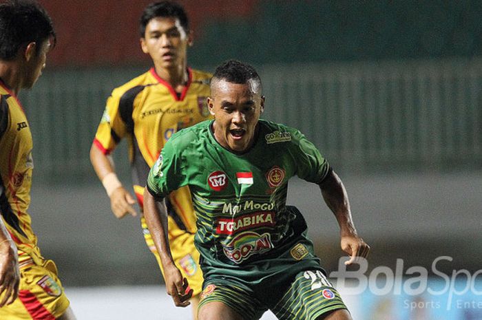 Kasim Slamat (PS TNI) sedang mencoba melewati pemain Mitra Kukar.