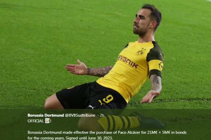 Penyerang Borussia Dortmund, Paco Alcacer, merayakan golnya.