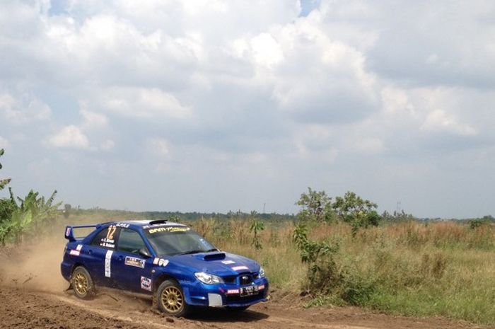 Aksi pereli nasional, Ryan Nirwan, di Kejurnas Sprint Rally of Celebes putaran kedua. Ryan keluar sebagai juara di ajang yang berlangsung di Sirkuit Wana Patria, Indramayu, Jawa Barat, Minggu (28/8/2016).