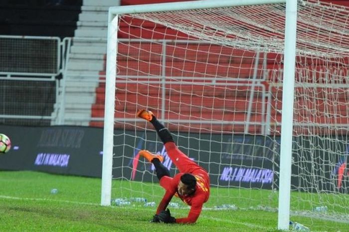 Aksi kiper T-Team FC, Muhammad Izzuddin saat menahan sepakan pemain ATM FA pada laga putaran kedua Piala FA Malaysia 2017 di Stadium Sultan Ismail Nasiruddin Shah, Kuala Terengganu, Selasa (14/2/2017) malam.