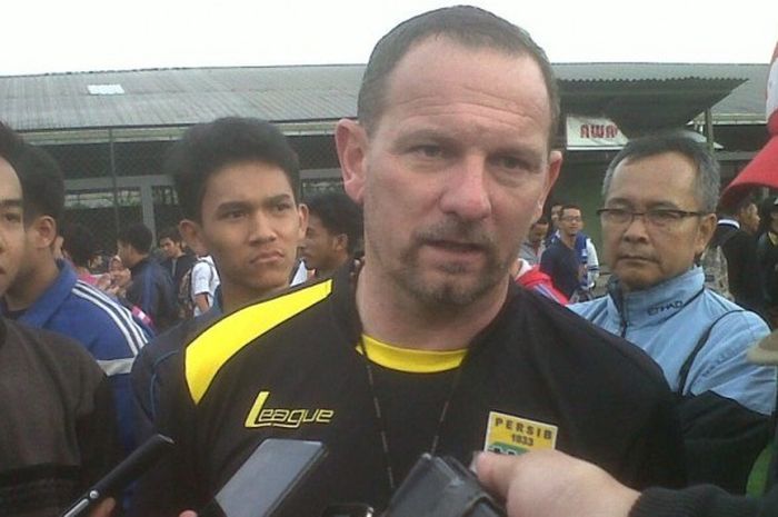 Pelatih Persib Bandung, Dejan Antonic, berbicara kepada para wartawan usai memimpin latihan tim di Bandung, Rabu (27/1/2016).