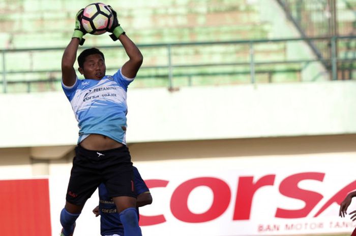 Kiper Persiba Bantul, Puthut Jati Purnomo mengamankan hasil sundulan pemain tuan rumah Persis Solo pada lanjutan laga Grup 4 Liga 2 musim 2017 di Stadion Manahan, 3 Agustus 2017.