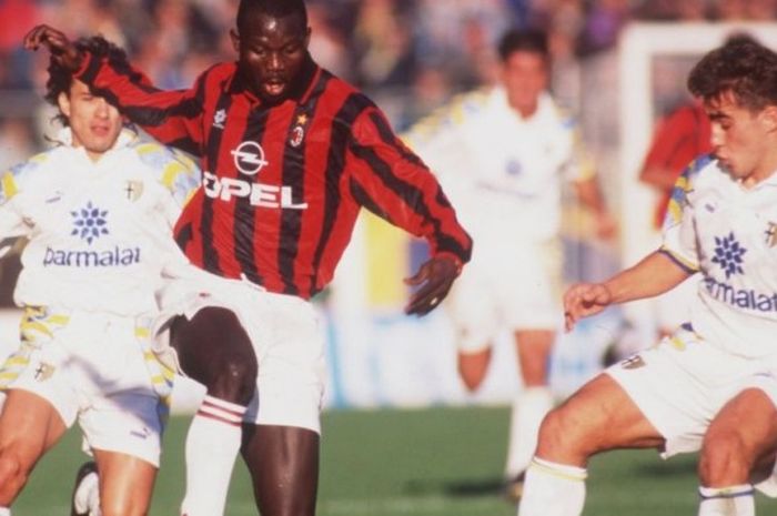 Striker AC Milan, George Weah, berduel dengan bek Parma, Fabio Cannavaro, pada duel Parma vs Milan, 13 November 1995.