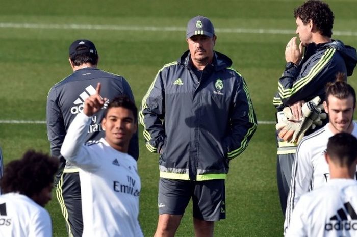 Rafael Benitez memimpin sesi latihan Real Madrid di Valdebebas, 4 Desesmber 2015.