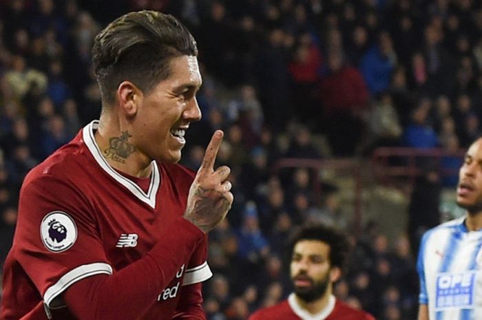 Striker Liverpool FC, Roberto Firmino, merayakan gol yang dia cetak ke gawang Huddersfield Town dalam laga Liga Inggris di Stadion John Smith's, Huddersfield, pada 30 Januari 2018.