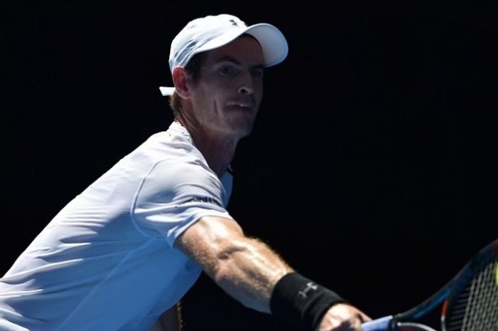 Petenis Inggris Raya, Andy Murray, mengembalikan servis dari wakil Ukraina, Illya Marchenko. Murray menang 7-5, 7-6, 6-2, pada babak pertama Australia Terbuka yang berlangsung di Rod Laver Arena, Melbourne Park, Senin (16/1/2017).