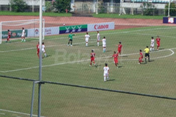 Gawang timnas U-19 Brunei yang dikawal kiper AK Muhd Amirul Hakim PG Zulkarnain (kaus hijau) saat dibobol pemain timnas U-19 Indonesia pada laga pamungkas Grup B Piala AFF U-18 2017 di Stadion Thuwunna, Yangon, Myanmar, Rabu (13/9/2017). 