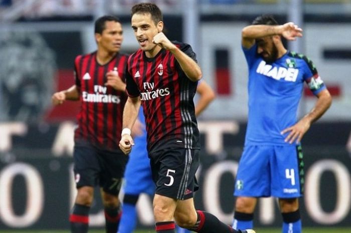 Gelandang AC Milan, Giacomo Bonaventura, tampak bersuka cita seusai mencetak gol dalam pertandingan Serie A melawan Sassuolo di Stadion San Siro, Minggu (2/10/2016). 