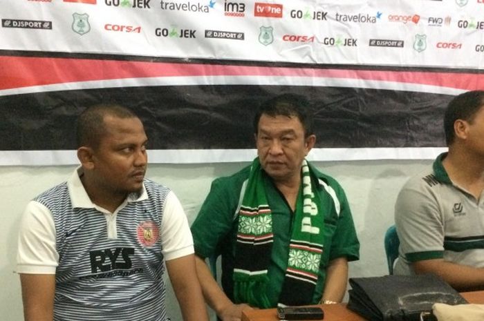 Manajer PSMS Medan, Januari Siregar (tengah) dalam jumpa wartawan seusai timnya menang atas Persiraja Banda Aceh pada laga Grup 1 Liga 2 musim 2017 di Stadion Teladan, Medan, Sabtu (6/5/2017).