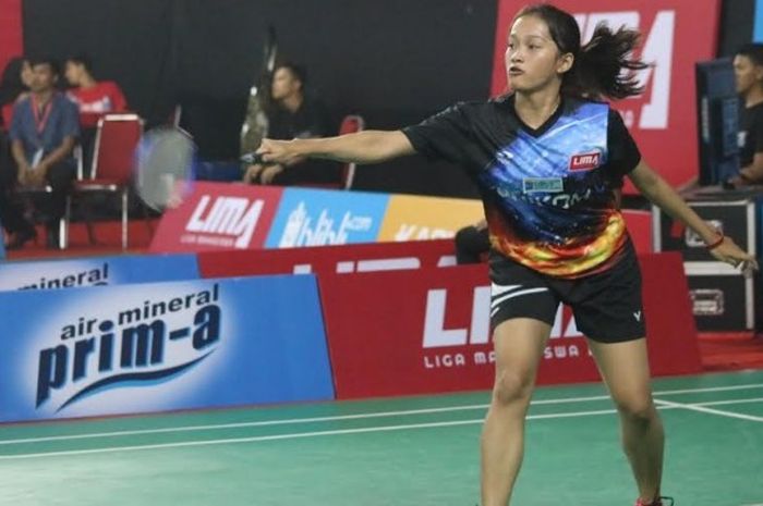 Aksi pemain tunggal putri Unikom, Novi Indriani Siti Nurshalihat, dalam pertandingan LIMA Badminton Nationals 2017 di GOR Tri Lomba Juang Bandung, Jumat (19/5/2017).