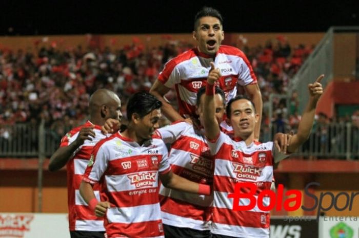    Playmaker Madura United, Slamet Nurcahyo (kanan bawah) merayakan gol yang dicetak ke gawang PS Ti