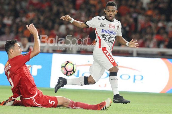  Bek Persija Jakarta, Jaimerson da Silva Xavier, memblok tendangan pemain Bali United, Yabes Roni, pada laga final Piala Presiden 2018 di Stadion Utama GBK pada Sabtu (17/2/2018). 