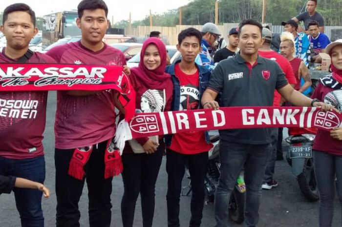Fadia Syarani, (kanan) dari komunitas suporter PSM Makassar, Red Gank, di komplek Stadion Moch Soebroto, Kota Magelang, Senin (30/7/2018).