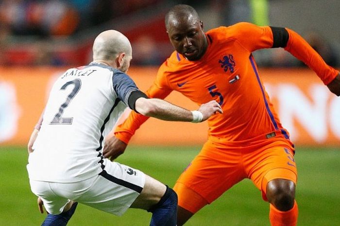 Bek tim nasional Belanda, Jetro Willems (kanan), berusaha melewati hadangan bek Prancis, Christophe Jallet, dalam pertandingan persahabatan di AmsterdamArena, Amsterdam, Belanda, pada 25 Maret 2016.