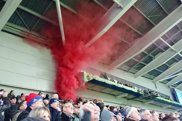 Asap tebal cerawat berwarna merah yang dinyalakan pada laga Brighton Hove Albion vs Crystal Palace, Rabu (29/11/2017) di Stadion Amex.