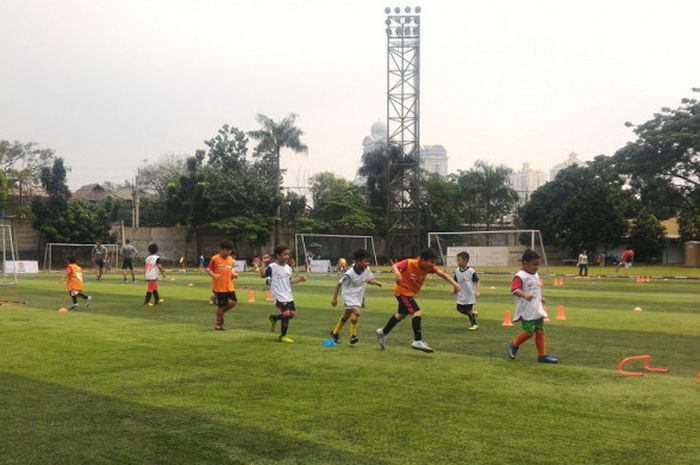Anak-anak yang mengikuti Danamon Red Match bersama Manchester United Soccer School di Lapangan Sepak Bola Pertamina Simprug, Jakarta Selatan, pada Sabtu (12/8/2017).
