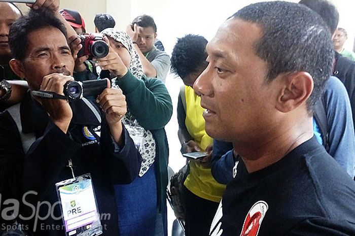 Pelatih Perseru Serui, I Putu Gede Dwi Santoso (kanan), memberi keterangan kepada awak media usai melawan Persebaya Surabaya dalam laga perdana Liga 1 2018 di Gelora Bung Tomo Surabaya, Minggu (25 /3/2018).