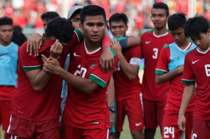 Reaksi para pemain timnas U-19 Indonesia seusai kekalahan di semifinal Piala AFF U-18 kontra Thailand di Stadion Thuwunna, Yangon, Myanmar, Jumat (15/9/2017). 