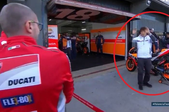 Kru Ducati diusir saat tes Valencia karena memperhatikan motor dari tim Repsol Honda.