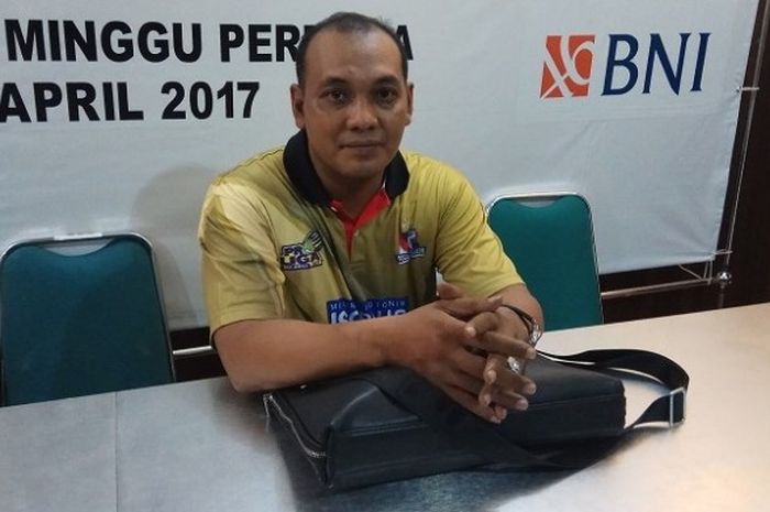 Pelatih Surabaya Bhayangkara Samator, Ibarsjah Djanu Tjahjono, menghadiri konferensi pers seusai laga pertama final four Proliga 2017, di GOR Sritex Arena, Solo, Jumat (7/4/2017).