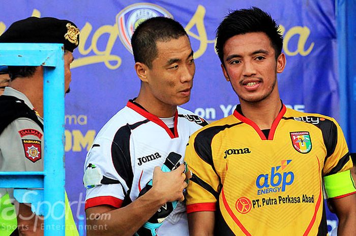 Kapten Mitra Kukar, Bayu Pradana (kanan), berdiskusi dengan kiper Yoo Jae-koon, menjelang laga melawan Arema FC pada laga pekan ke-1 Liga 1 di Stadion Kanjuruhan Kabupaten Malang, Jawa Timur, Sabtu (24/03/2018) sore.