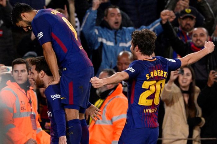 Megabintang FC Barcelona, Lionel Messi (kiri), merayakan gol yang dia cetak ke gawang Deportivo Alaves dalam laga Liga Spanyol di Stadion Camp Nou, Barcelona, pada 28 Januari 2018.