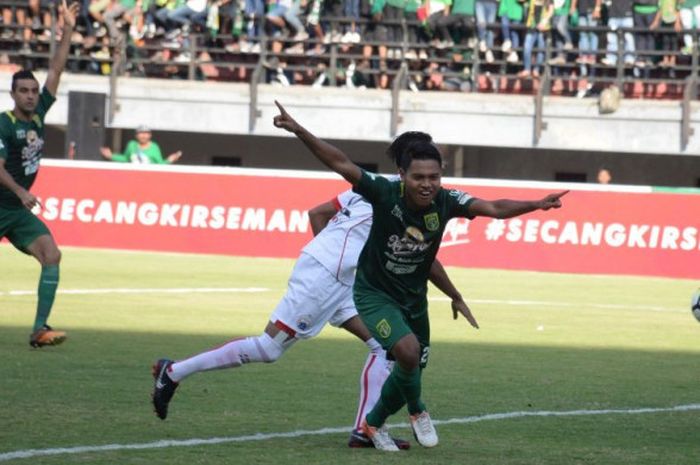 Penyerang Persebaya, Fandi Eko Utomo, mencetak gol ke gawang Persija pada laga Liga 1 2018 di Stadio