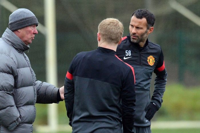  Pelatih Manchester United, Sir Alex Ferguson (kiri), berbicara dengan Ryan Giggs (kanan) dan Paul S