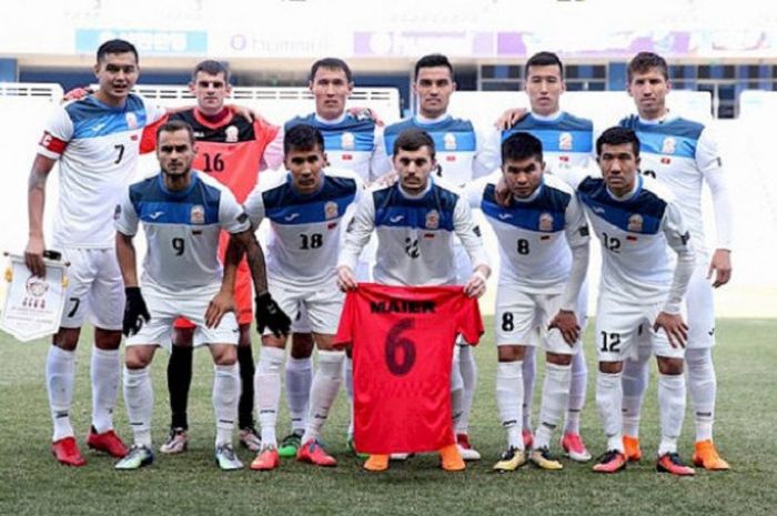 Bek Borneo FC, Azamat Baymatov (berdiri paling kiri) berpose bersama pemain timnas Kyrgyzstan sebelum melakoni laga kualifikasi Piala Asia 2019. 