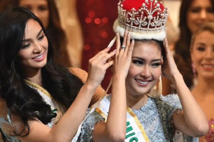 Miss Indonesia Kevin Lilliana (kanan) menerima mahkota Miss International 2017 dari Miss International 2016 Kylie Verzosa asal Filipina dalam final Miss International Beauty Pageant di Tokyo, Jepang, Selasa (14/11/2017).