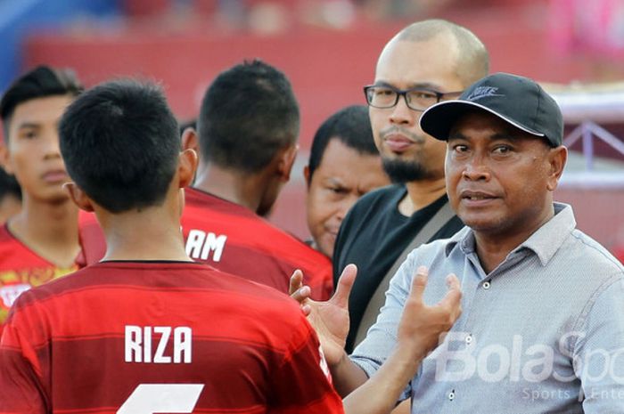  Pelatih Kalteng Putra Kas Hartadi menyalami pemainnya seusai dikalahkan tuan rumah Persik Kediri dalam lanjutan Liga 2 yang berakhir dengan skor akhir 4-0 di Stadion Brawijaya Kediri, Jawa Timur (29/08/2017).